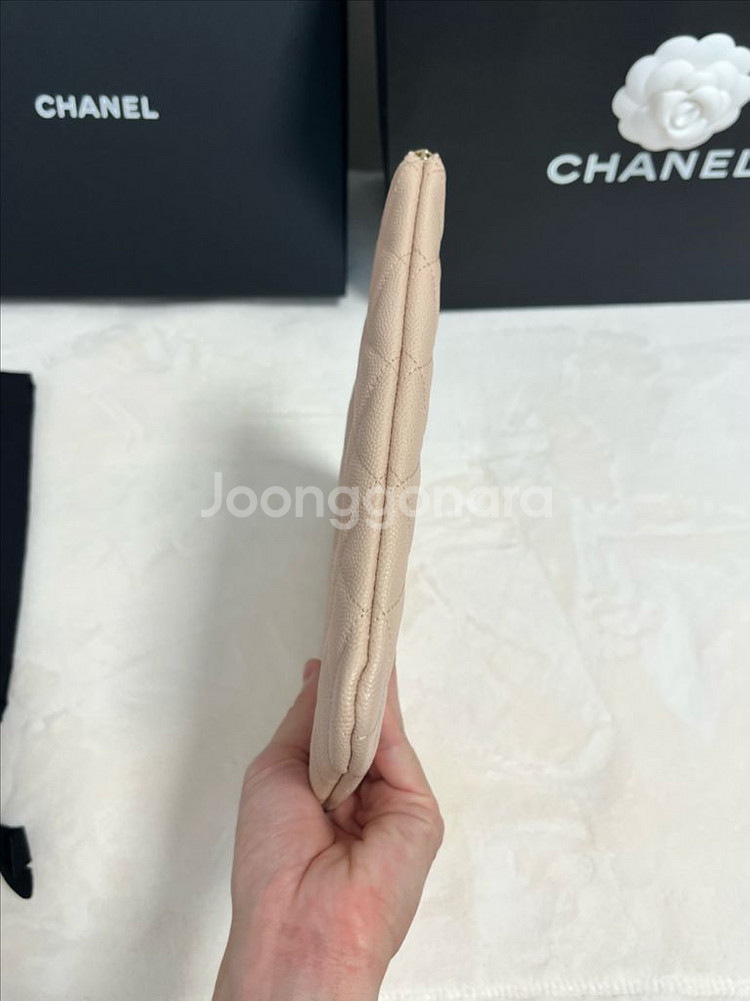 샤넬 클래식 클러치 샴골 뉴미듐 라이트베이지 새상품급처--5