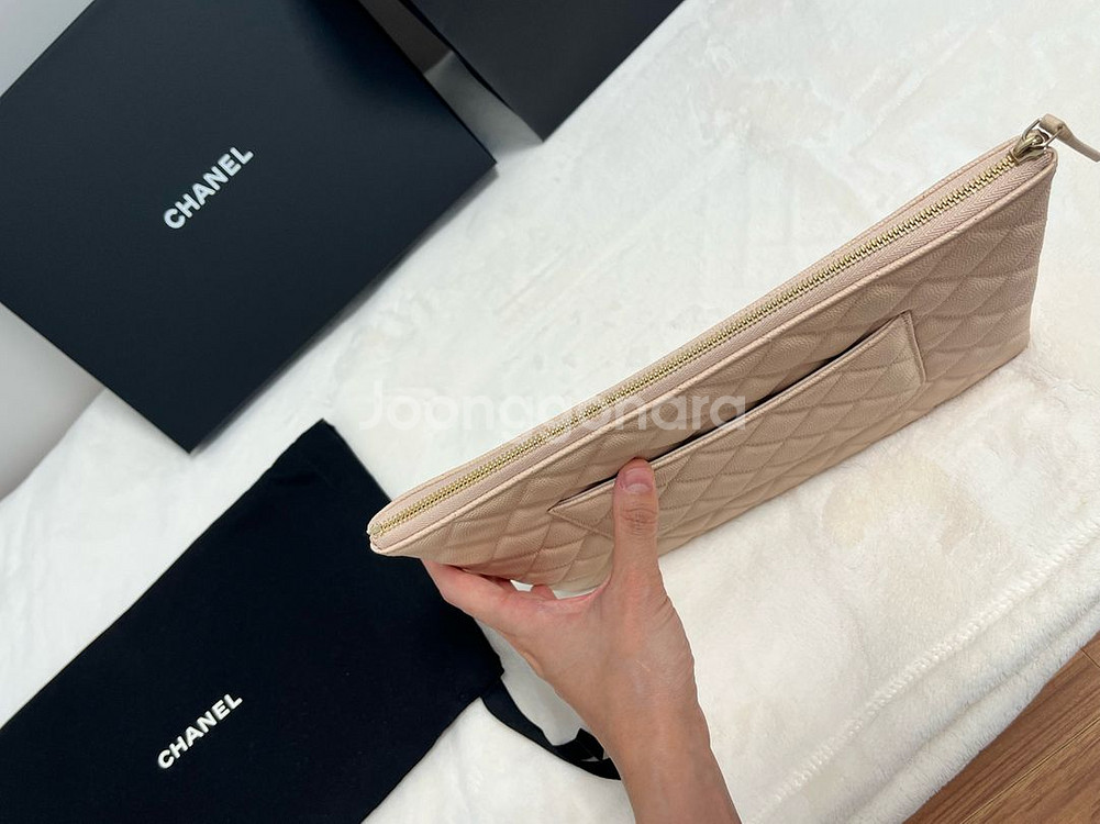 샤넬 클래식 클러치 샴골 뉴미듐 라이트베이지 새상품급처--3