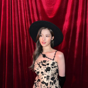 사나 착용 신스덴 블랙로즈 원피스