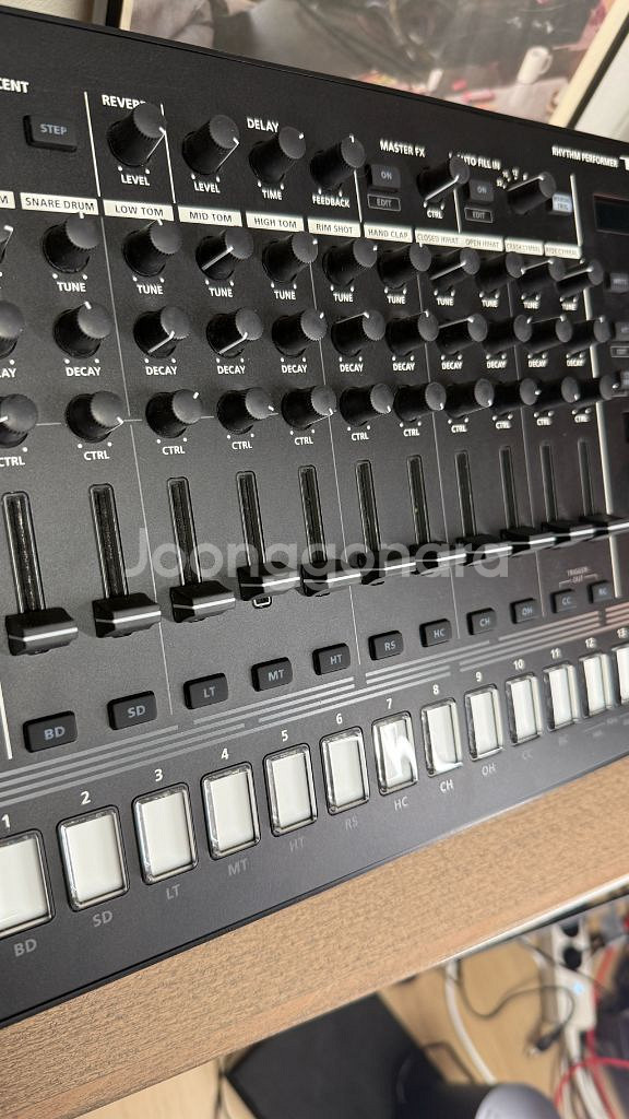 roland tr-8s--1