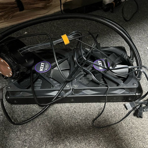 크라켄 z63 수냉쿨러 팝니다