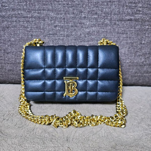 버버리 퀄팅 크로스백(새상품)