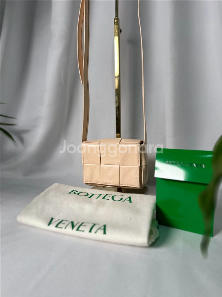 보테가 베네타 미니 카세트백 연핑크--1