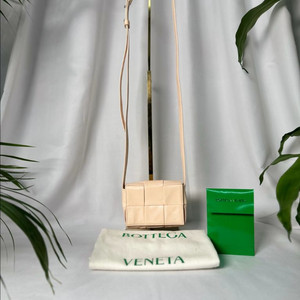 보테가 베네타 미니 카세트백 연핑크