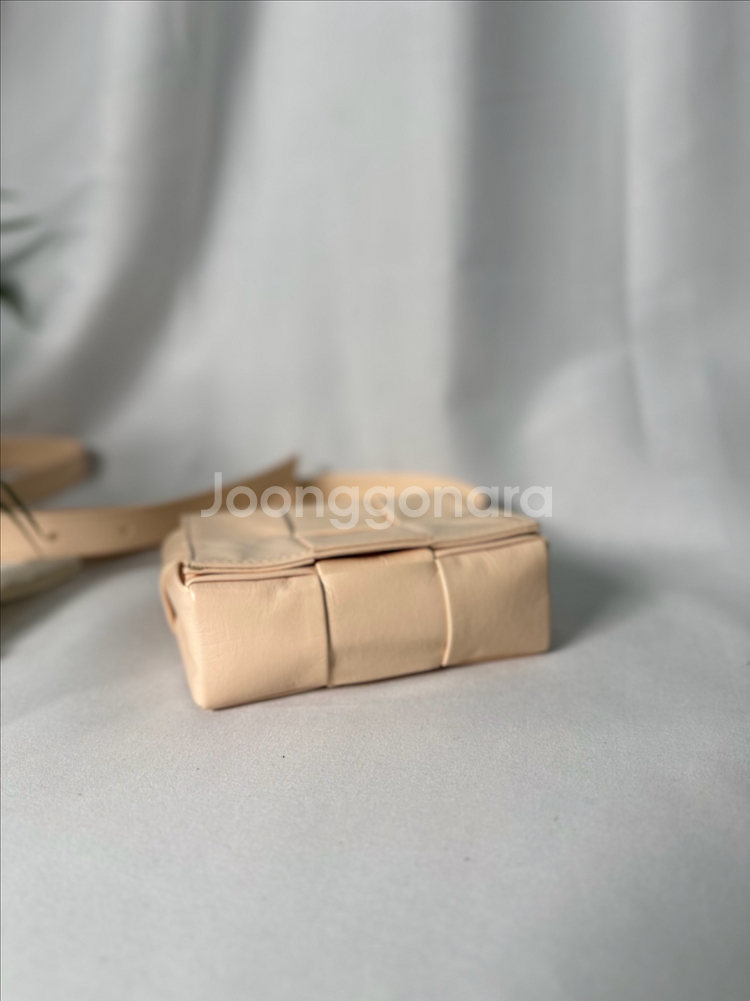 보테가 베네타 미니 카세트백 연핑크--5