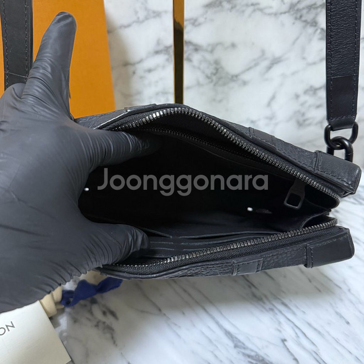 루이비통 이클립스 토뤼옹 소프트트렁크 월릿 크로스백--2