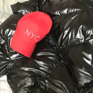 크롭 유광 패딩 + NYC 빨간 모자