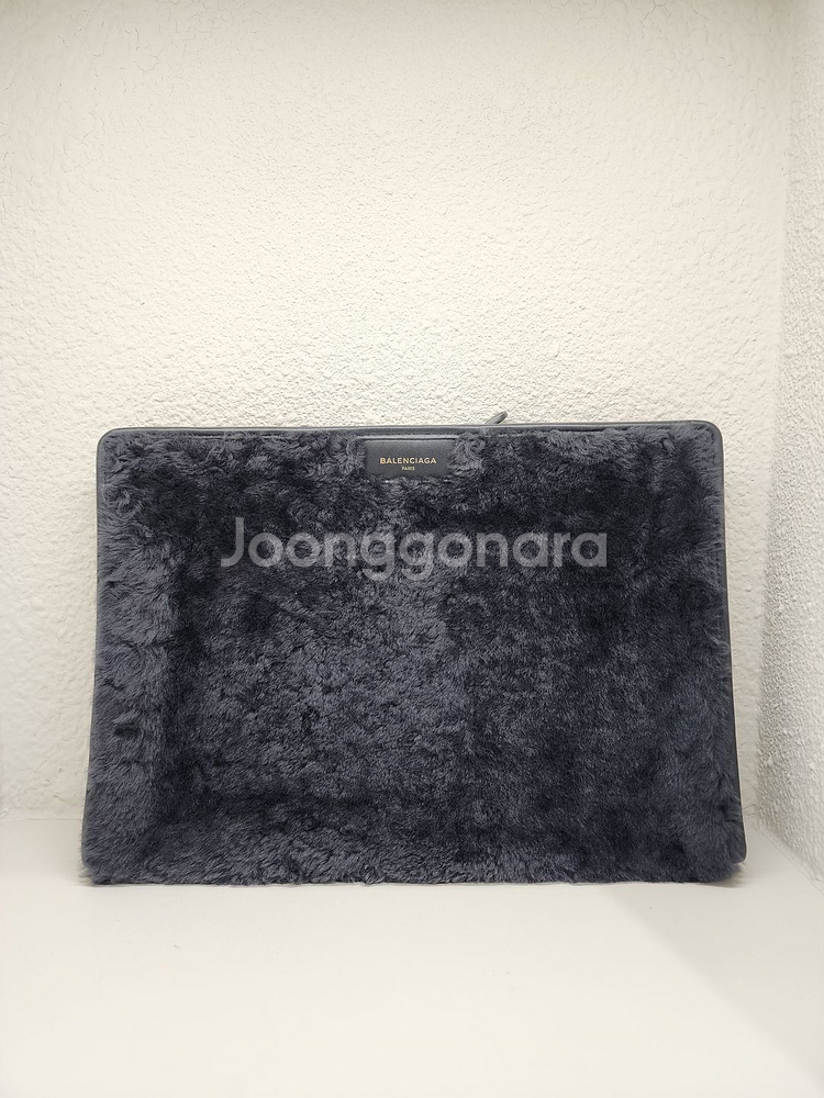 발렌시아가 퍼 클러치 블랙 443658--0
