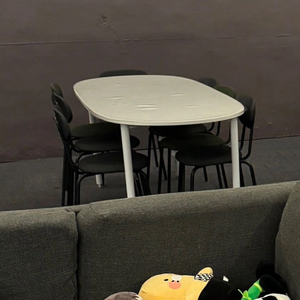 8인 테이블
