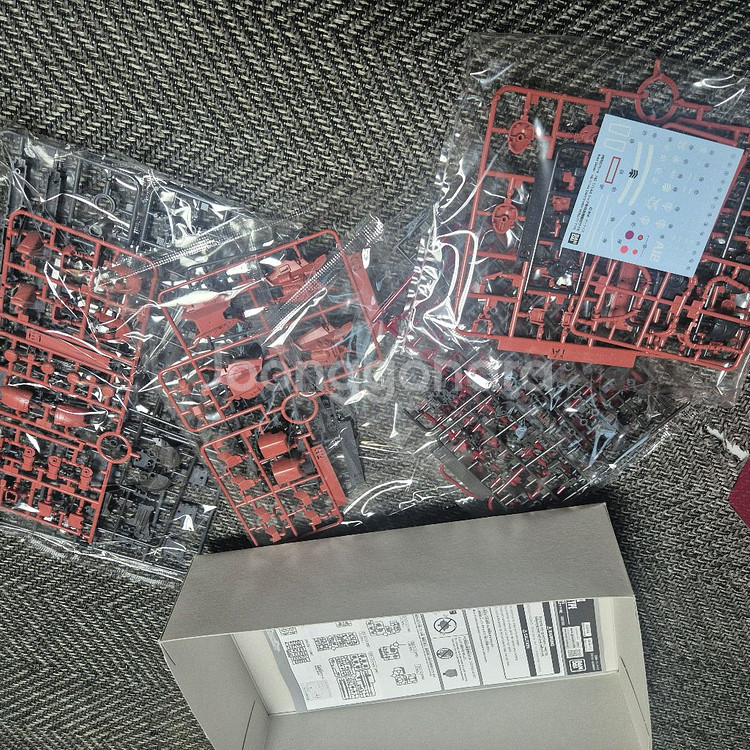 HG 샤아 전용 고기동형 자쿠2 건담 프라모델 팔아요--1