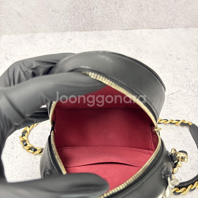 샤넬 19 동그리백 블랙 램스킨 은장 체인 미니백--7