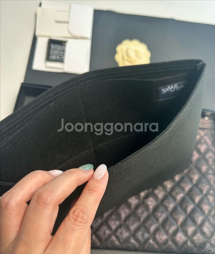 샤넬 보이 은장 클러치 라지--6