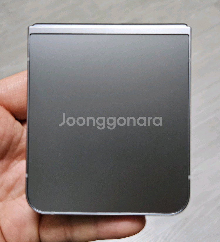 갤럭시 Z플립6 실버 256GB 액정교체폰 A급 팝니다--3
