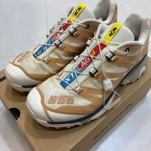 살로몬 XT-4 OG 타피 바닐라 아이스 블루 프린트