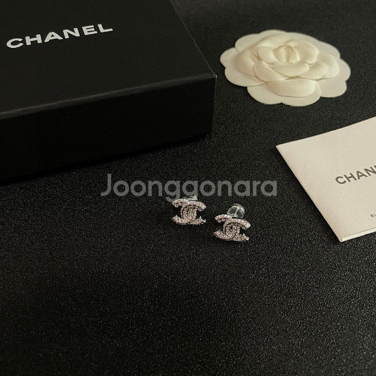 Chanel 업사이클링 펜던트 피어싱 귀걸이--3