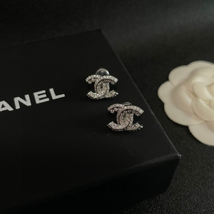 Chanel 업사이클링 펜던트 피어싱 귀걸이