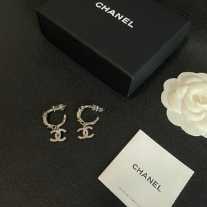 Chanel 업사이클링 펜던트 피어싱 귀걸이
