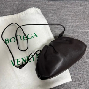 보테가 베네타 미니파우치 만두백