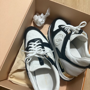 정품 루이비통 런어웨이 펄스 스니커즈