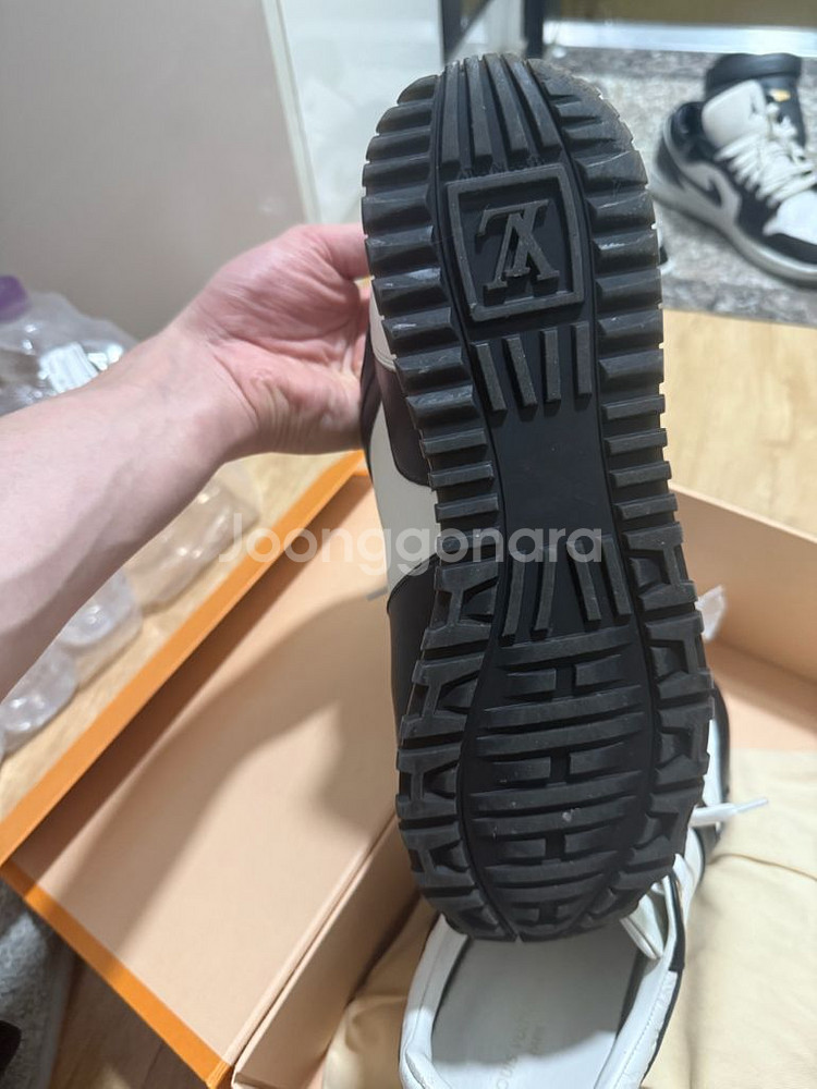 정품 루이비통 런어웨이 펄스 스니커즈--4