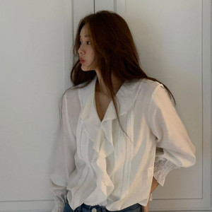 (F) 에르 핀턱 프릴 블라우스 숏 거의 새상품