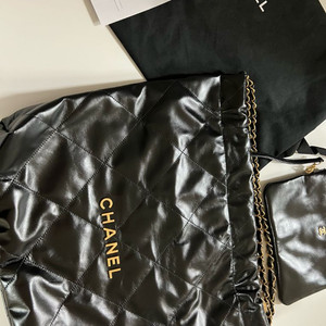새상품. 샤넬 22백 미디움. 블랙 금장