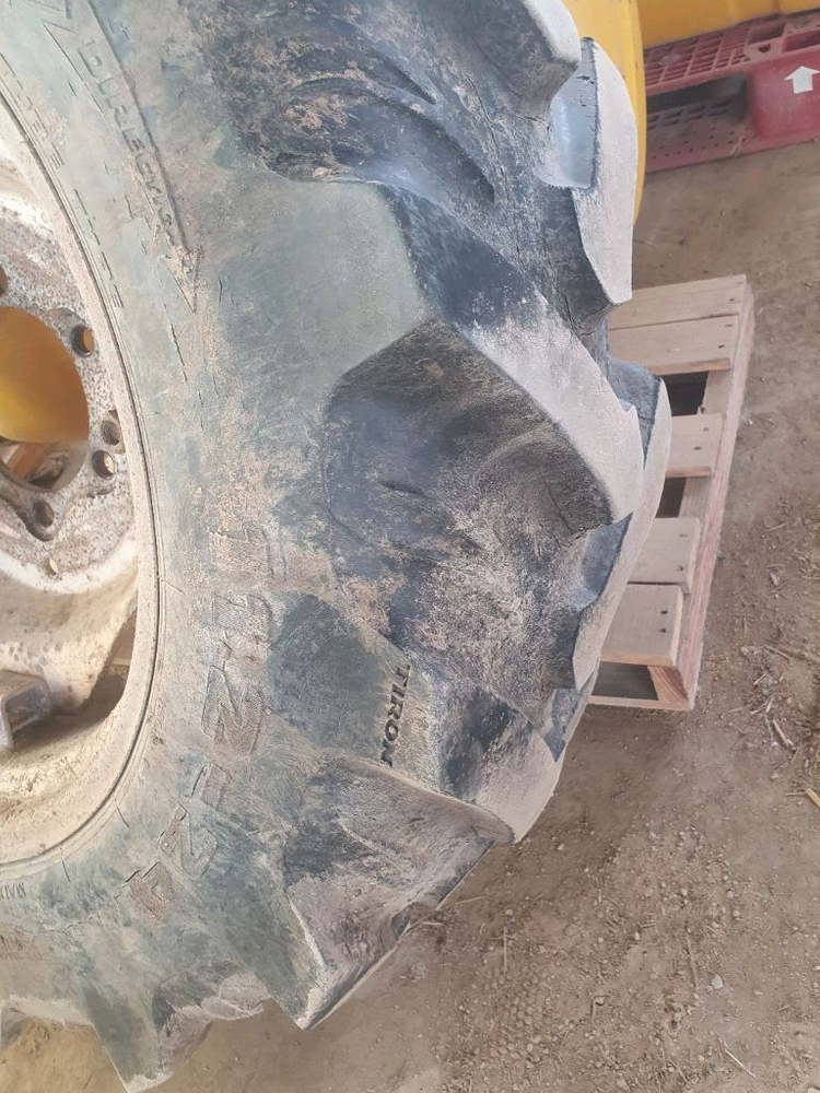 11.2 24 타이어휠 내놓습니다--1