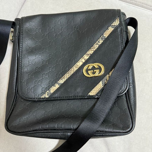 구찌 GG 엠보 크로스백