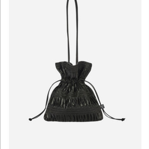 미개봉새상품)콰니 크링클 숄더백 블랙