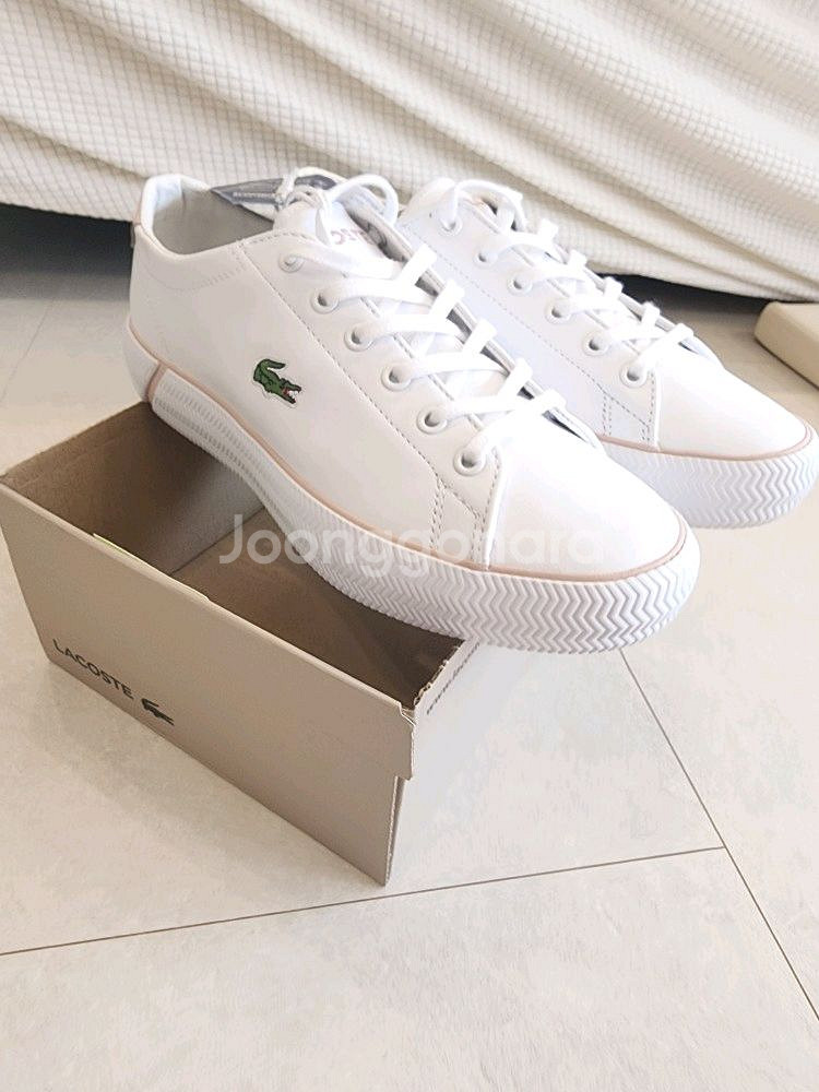 새상품이고 230mm 이에요이미지 속에는 라코스테의 흰--0