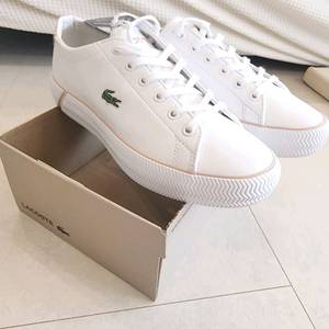 새상품이고 230mm 이에요이미지 속에는 라코스테의 흰