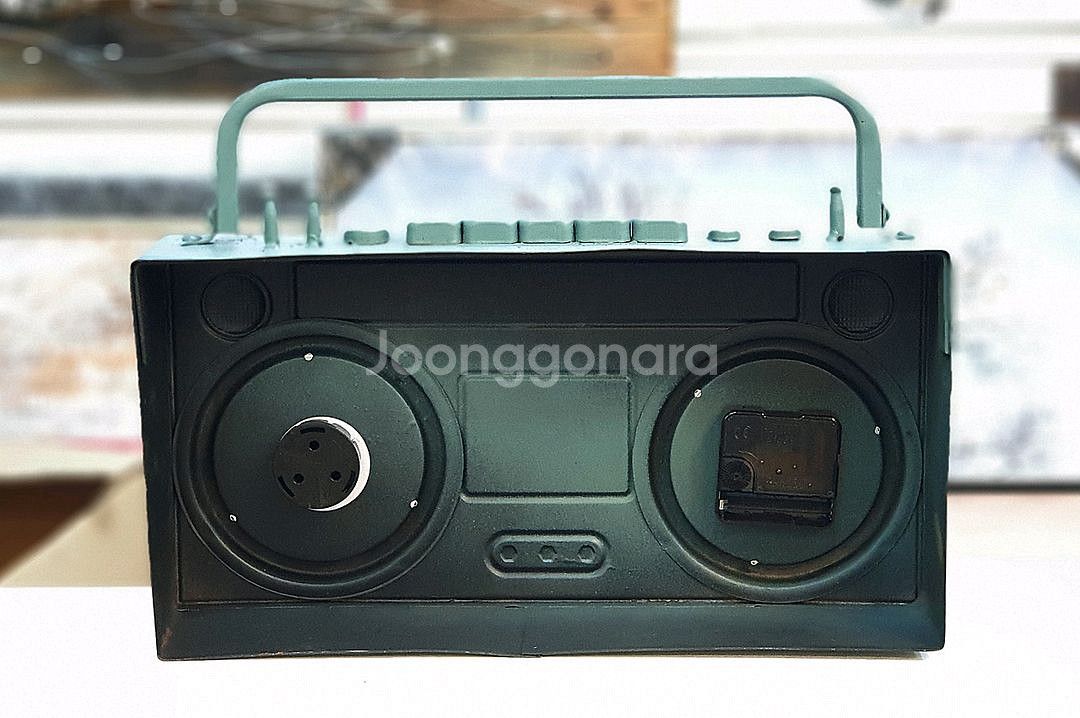빈티지 클래식 철제 라디오 모양의 시계. 온도계--4