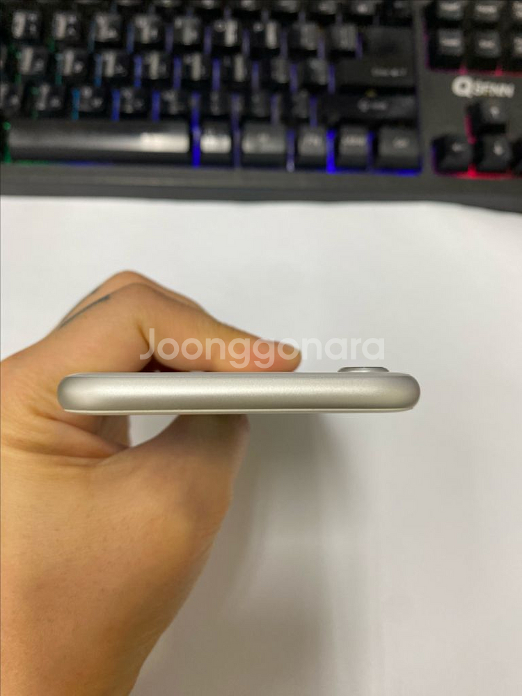 아이폰8 실버 외관AA급 256GB 배터리100%--4