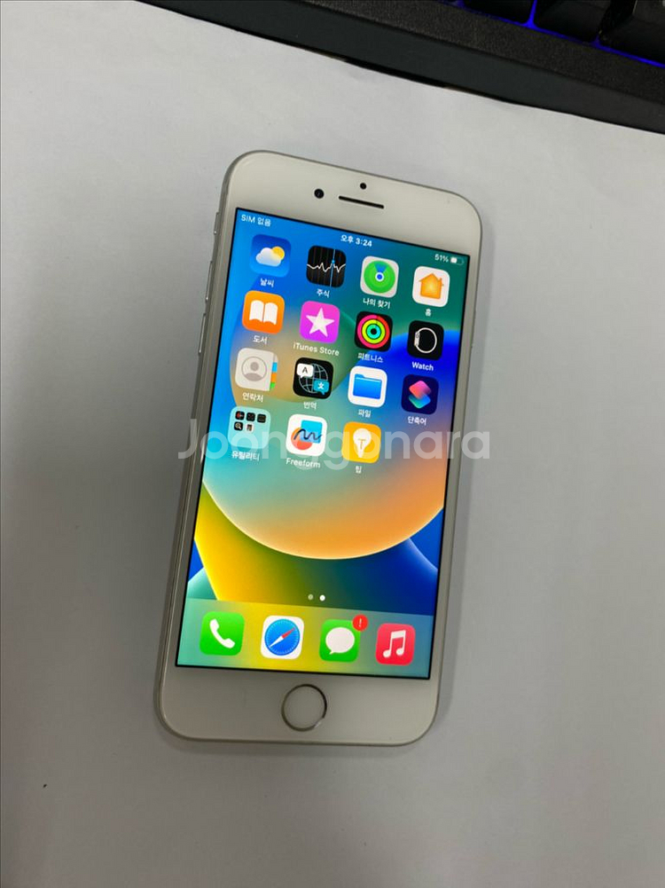 아이폰8 실버 AA급 256GB 배터리100%카메라무음--1