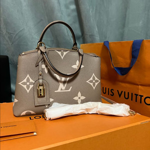 루이비통 쁘띠드 팔레 크림