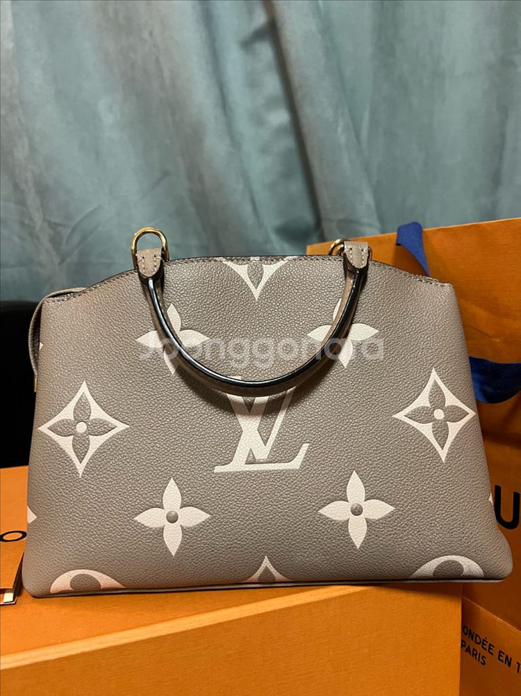 루이비통 쁘띠드 팔레 크림--1