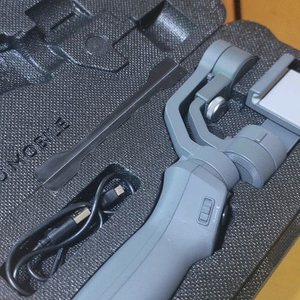 DJI Osmo Mobile 2 짐벌입니다.