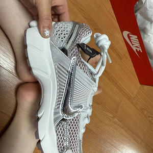 나이키 보메로 메탈릭실버 바이올렛