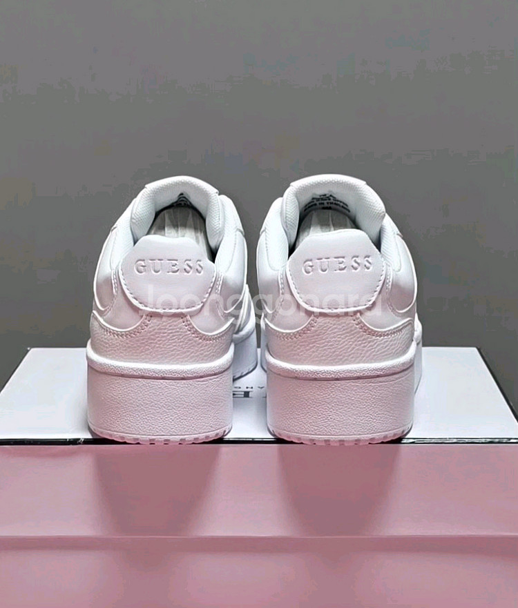 게스(GUESS) 스니커즈 240 [새상품]--1