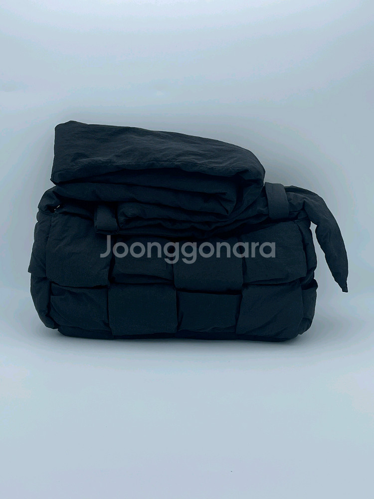 [ 정품 / 새상품급 ] 보테가베네타 패딩 카세트백블랙--0