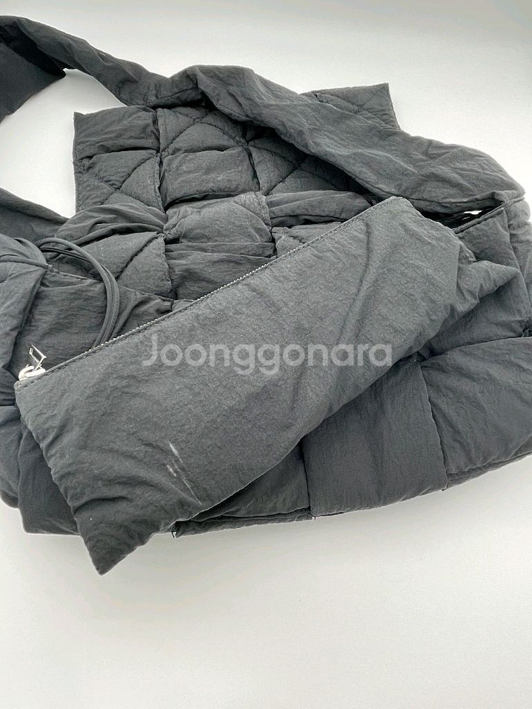 [ 정품 / 새상품급 ] 보테가베네타 패딩 카세트백블랙--4