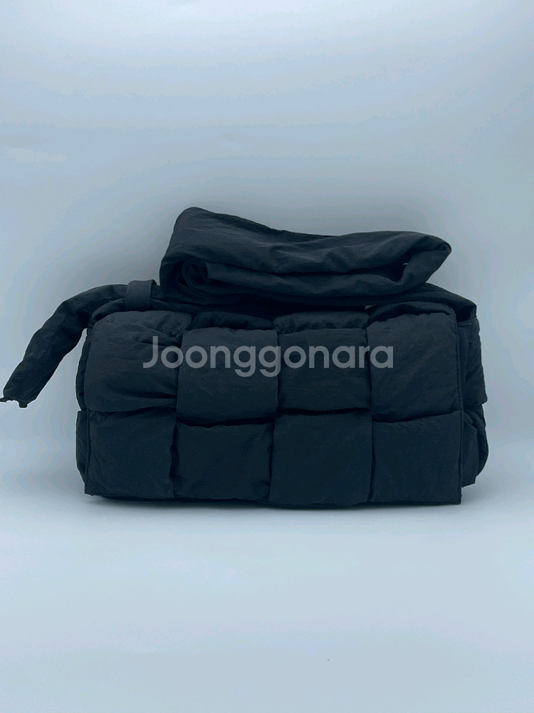 [ 정품 / 새상품급 ] 보테가베네타 패딩 카세트백블랙--1