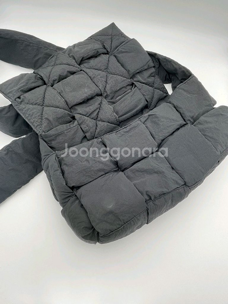 [ 정품 / 새상품급 ] 보테가베네타 패딩 카세트백블랙--6