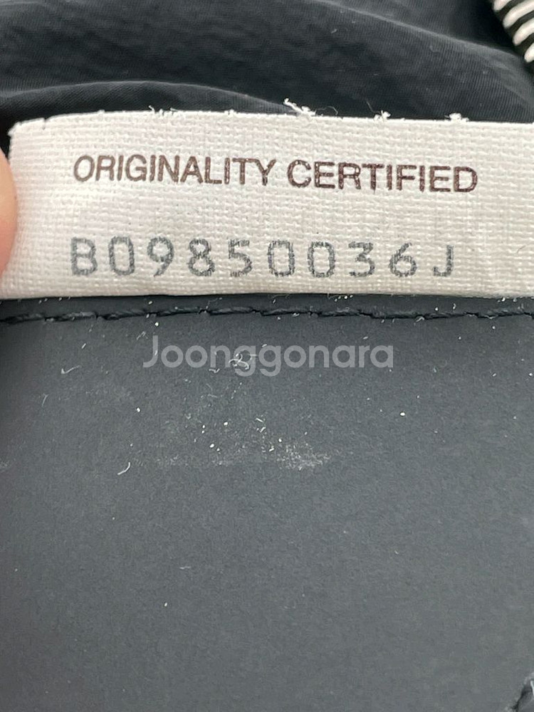 [ 정품 / 새상품급 ] 보테가베네타 패딩 카세트백블랙--7