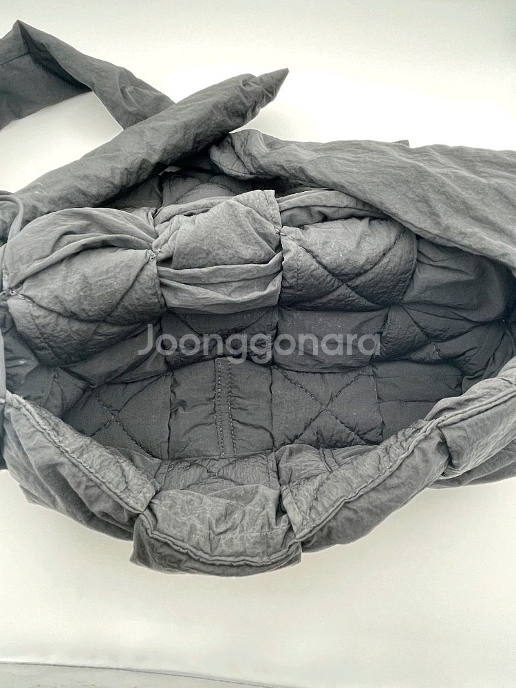 [ 정품 / 새상품급 ] 보테가베네타 패딩 카세트백블랙--5
