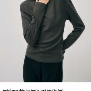 어그스트 언발란스 터틀넥 티