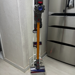 다이슨 v8 무선 청소기 거치대 포함