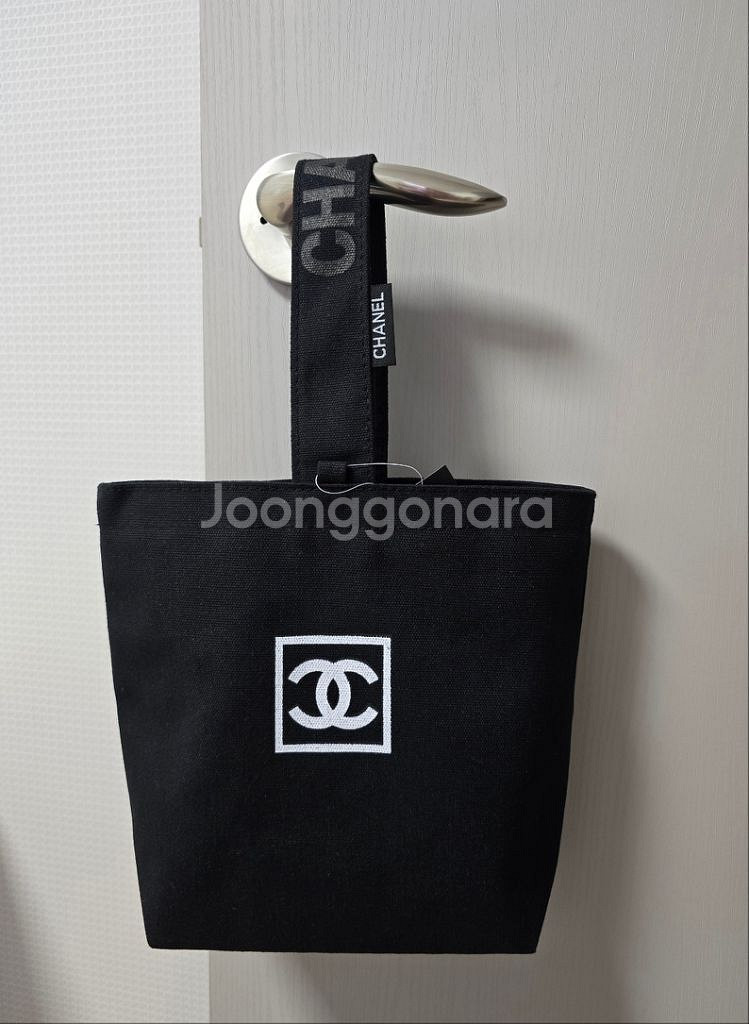 새제품 샤넬 탑핸들 캔버스 미니 에코백 블랙--5