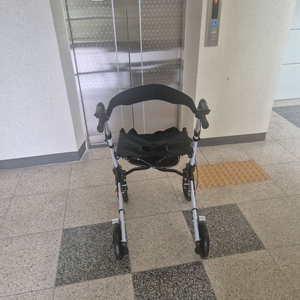 어르신 보행기