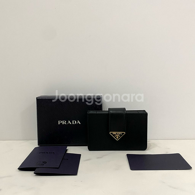 새상품급 프라다 사피아노 삼각로고 아코디언 카드지갑--0